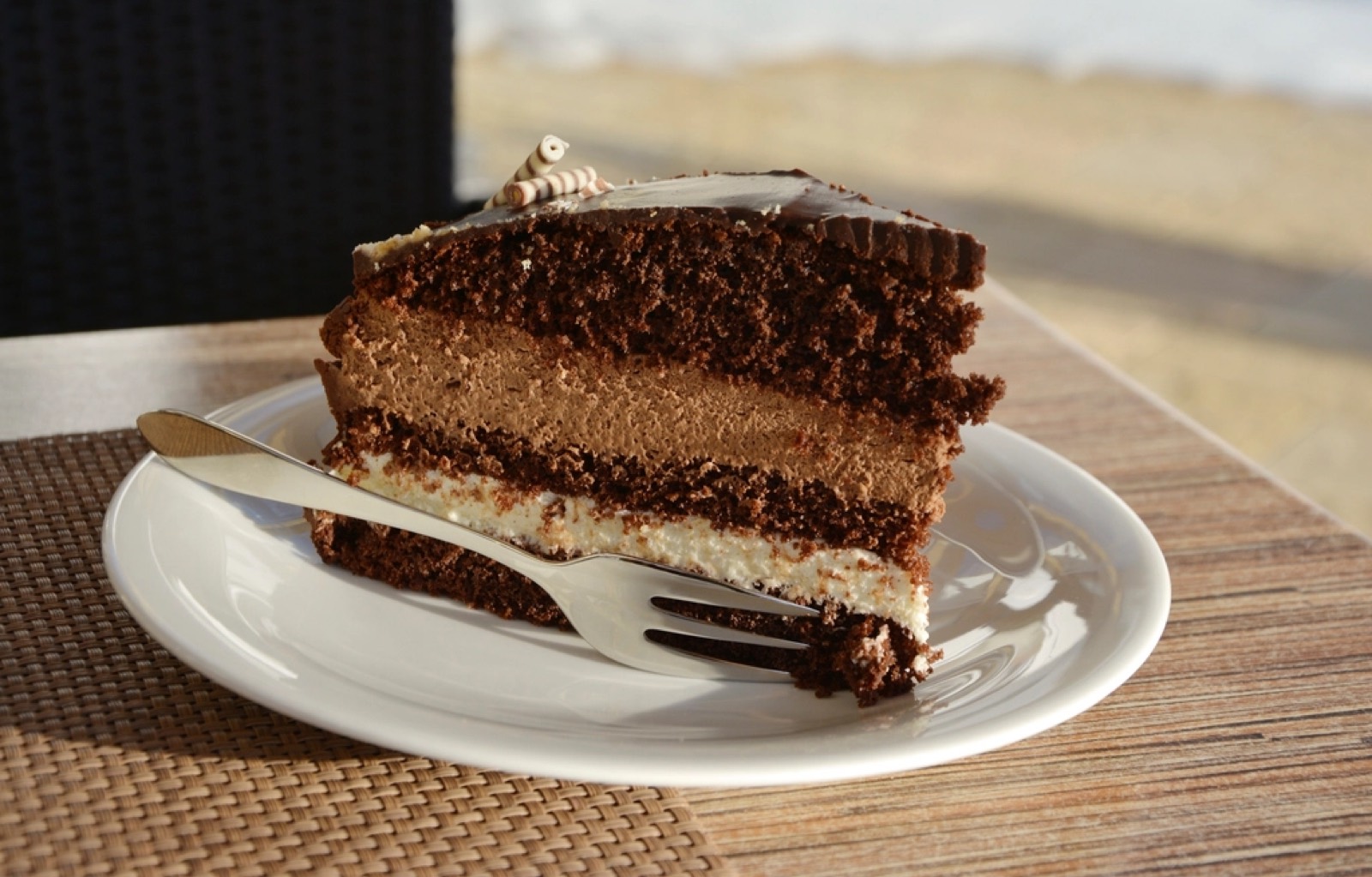 Csokolades reteges torta szelet, illusztracio