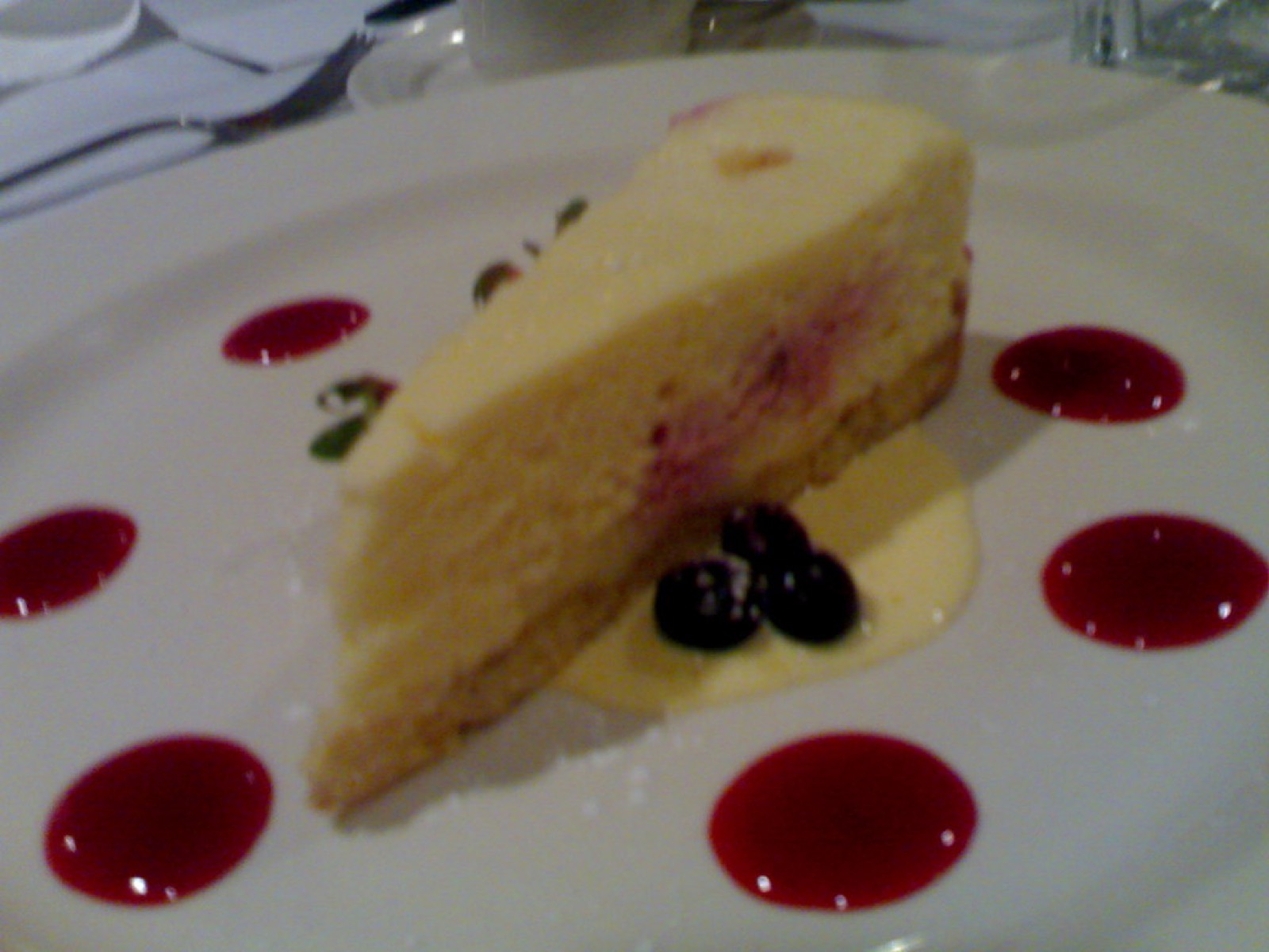 Gyumolcsos torta bogyos ontettel, illusztracio